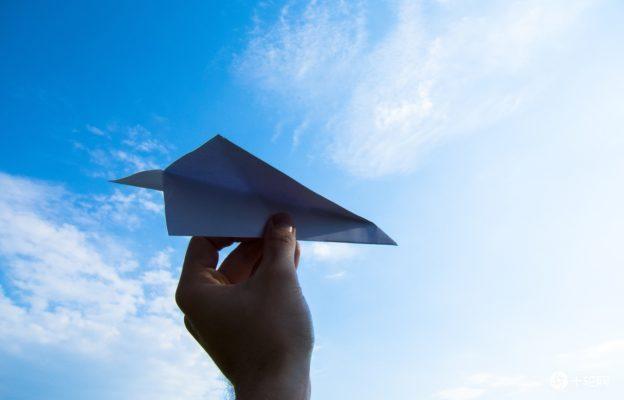 [在空中转圈的纸飞机]转一圈飞回来的纸飞机