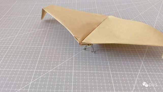 纸飞机为什么会旋转_纸飞机为什么会飞起来