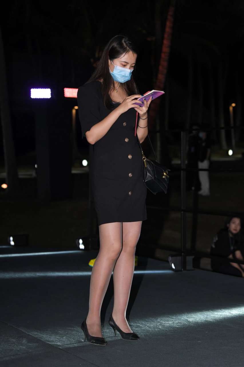 黑色丝袜官网_夏天黑色丝袜应该怎么搭配