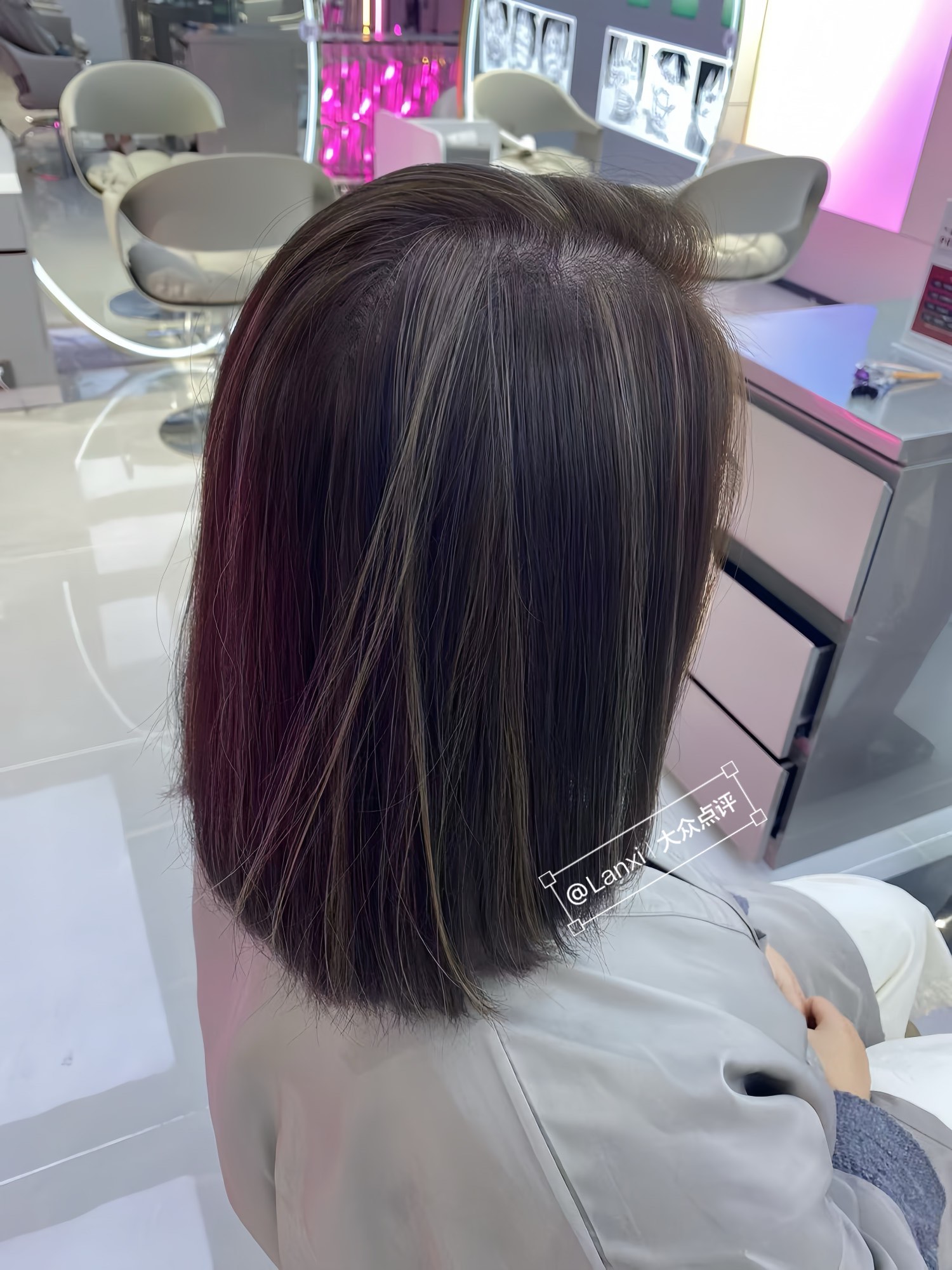包含女子染发多年选择与白发和解的词条